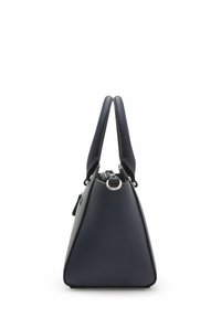Donker marineblauwe leren tas met een driehoekige vorm, korte dubbele handvatten, zilveren accenten, ritssluiting en een geprofileerde oppervlakte voor duurzaamheid.