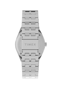 Reloj de pulsera de acero inoxidable plateado con una caja rectangular, diseño de pulsera eslabonada y nombre de la marca grabado en el área del cierre.