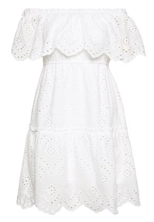 Valkoinen off-shoulder -mekko, jossa on reikäpitsikuvio, röyhelökaulus, joustava vyötärö ja aaltoileva helmareunus.
