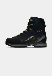 Bota de caminhada em azul escuro e preto com detalhes em amarelo. Apresenta sola robusta, parte superior texturizada e materiais duráveis, projetada para uso ao ar livre.