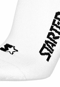 Weißer Socken mit schwarzem "STARTER"-Text und einem Stern-Logo nahe der Zehe, das die Struktur des Strickstoffs zeigt.