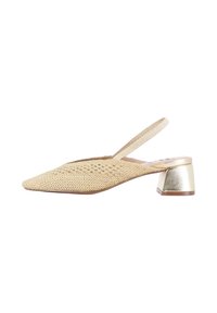 Zapato de slingback tejido en color beige con puntera puntiaguda, tacón bloque en dorado metálico y un acabado texturizado. Cuenta con una correa estrecha y ajustable.