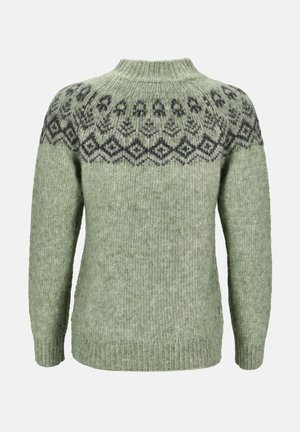 Grüner Strickpullover mit hohem Kragen, der eine dunkle gemusterte Passe und gerippte Bündchen aufweist, aus einer weichen, strukturierten Wollmischung gefertigt.
