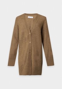 Long cardigan marron en tricot avec trois boutons sur le devant et poignets et ourlet côtelés, présenté sur un fond uni.