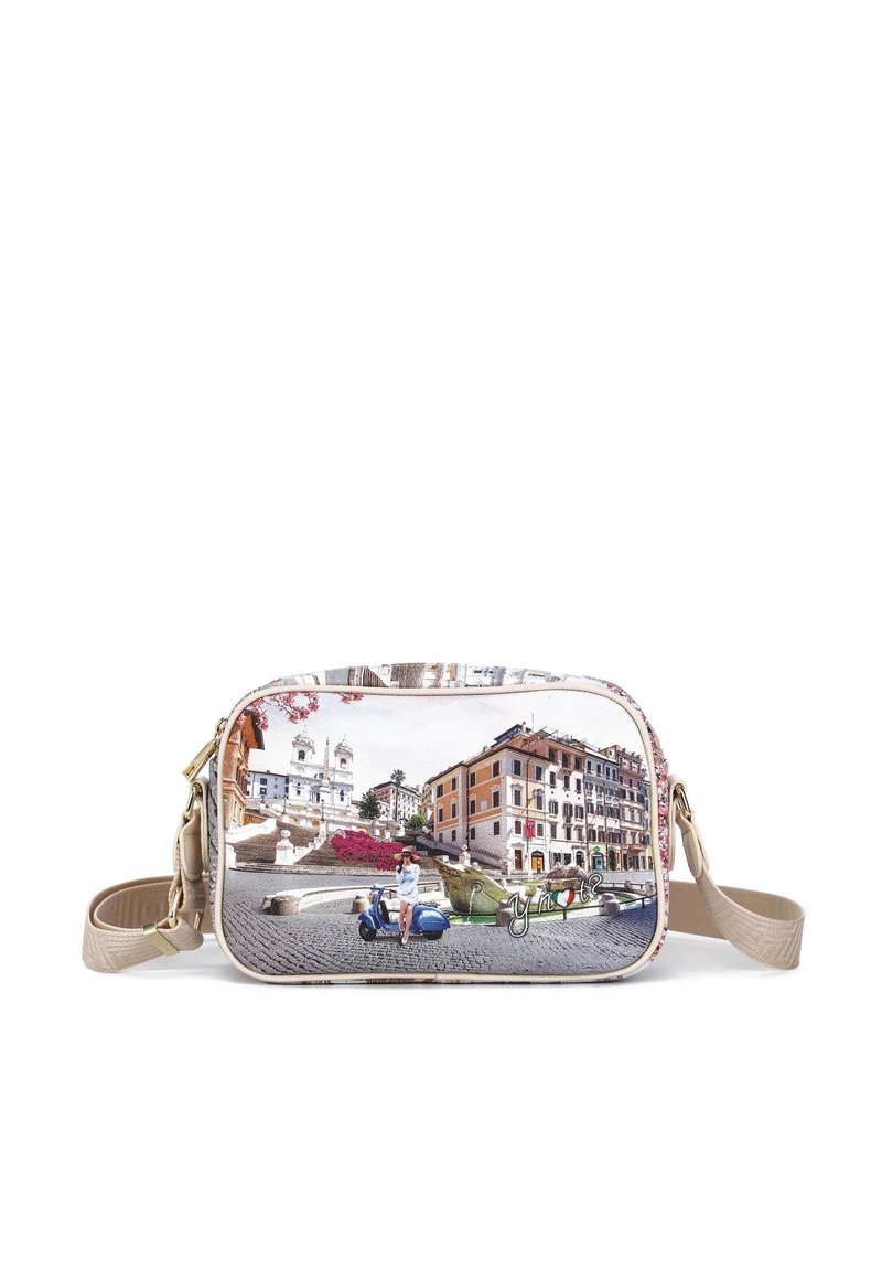 Borsa a spalla stampata con design di paesaggio urbano colorato, materiale sintetico beige, forma rettangolare, tracolla color nocciola chiaro e hardware argentato.