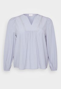 Blouse bleu clair à manches longues avec un décolleté en V, présentant des rayures verticales et des accents en perles argentées le long du décolleté et des coutures.