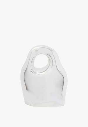 Oggetto decorativo in argento con una forma organica, texture liscia e un'incisione circolare nella parte superiore. La superficie riflettente ne esalta il design.