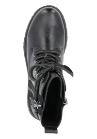Bottine noire en synthétique avec une finition lisse, bout rond, fermeture à lacets à l'avant et détail de fermeture éclair sur le côté avec des accents métalliques.