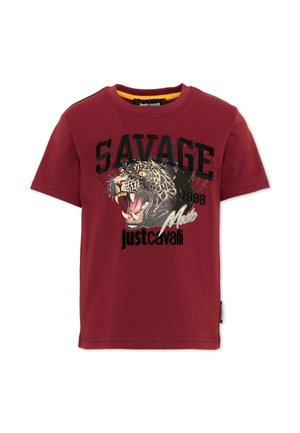 Camiseta de manga corta de color rojo oscuro con un gráfico de un leopardo rugiendo y las palabras "SAVAGE," "Made," "1938," y "just cavalli" impresas en el frente.