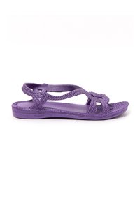 Sandalia plana morada con tiras trenzadas y suela baja, diseñada para uso casual.