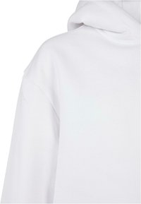 Weißer Hoodie mit weicher Textur, großem, abgerundetem Kapuzenbereich und langen Ärmeln. Keine sichtbaren Muster oder Akzente.