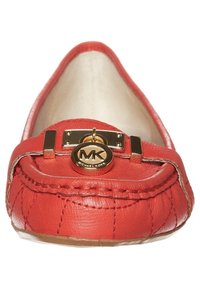 Chaussure plate en cuir corail avec des détails cousus, quincaillerie dorée et un logo MK sur un accent rond. Bout rond et design minimaliste.