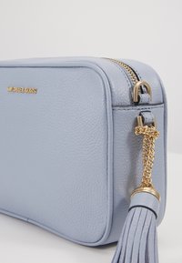 MICHAEL Michael Kors JET CAMERA - Mala a tiracolo - pale blue