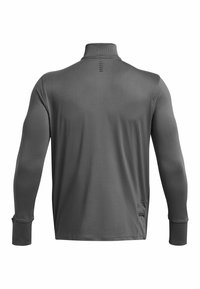 Hall äravaba kõrge kaelusega hall pikad käised pullover, tekstuuriga kangast, lapikute õmblustega ja külgmiste avadega ventilatsiooniks. Varssadel on pöidlahingud.