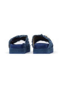 Pantofole espadrillas blu con bordi in tessuto sfrangiato, interno in morbido suede e suole in corda intessuta, che mostrano un design aperto sul retro casual.