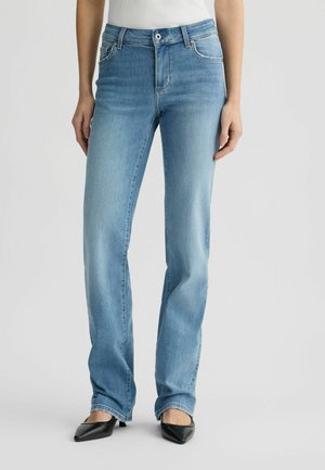 Jean en denim bleu clair avec une coupe droite. Dispose de cinq poches, d'une fermeture à bouton et de légères décolorations à l'avant.