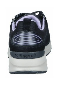Zwarte sneaker met een gestructureerde mesh bovenkant en paarse accenten, voorzien van een gevoerde kraag, logo op de hiel en een witte, gevoerde zool.