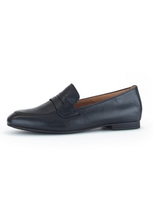 Mocassin en cuir noir avec un bout pointu, des détails de couture subtils sur le dessus et un petit talon. Texture lisse avec une finition brillante.