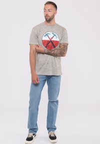 Paradiso Clothing PINK FLOYD THE WALL HAMMERS LOGO NEW OFFICIAL - Print T-shirt - sand