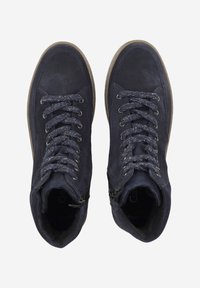 Hochtop-Sneaker aus dunkelblauem Wildleder mit strukturierten, gemusterten Schnürsenkeln und einer kontrastierenden braunen Gummisohle. Verfügt über Seitenreißverschlüsse für ein einfaches An- und Ausziehen.