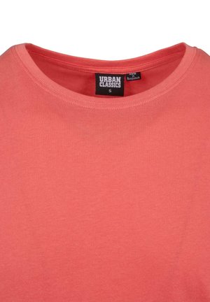 Korálová ľahká bavlnená tričko s okrúhlym výstrihom a krátkymi rukávmi. Štítok hovorí "URBAN CLASSICS," veľkosť S. Hladká text�úra bez viditeľných vzorov.