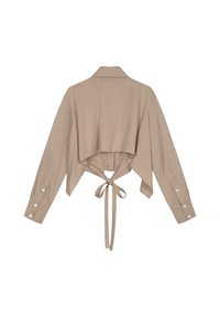 Chemise beige courte avec des manches longues, un col et une fermeture à lacet dans le dos. Dispose de poignets à boutons et d'une texture de tissu lisse.