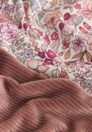 Blumenmusterstoff in sanften Pastellfarben auf einem cremefarbenen Hintergrund harmoniert mit einem strukturierten, staubigen Rosaton, der samtartigen Cord-Stoffart.