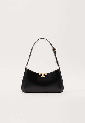 Bolso de mano de cuero negro con forma curva y una sola correa ajustable. Presenta un acento de logo en tono dorado en la parte frontal. Textura suave.