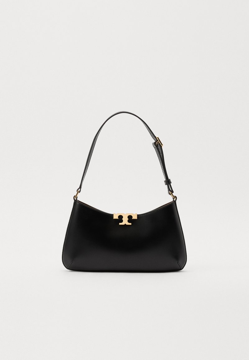 Bolsa de mão em pele preta com um formato curvado e uma alça ajustável. Apresenta um detalhe em logo dourado na frente. Textura suave.
