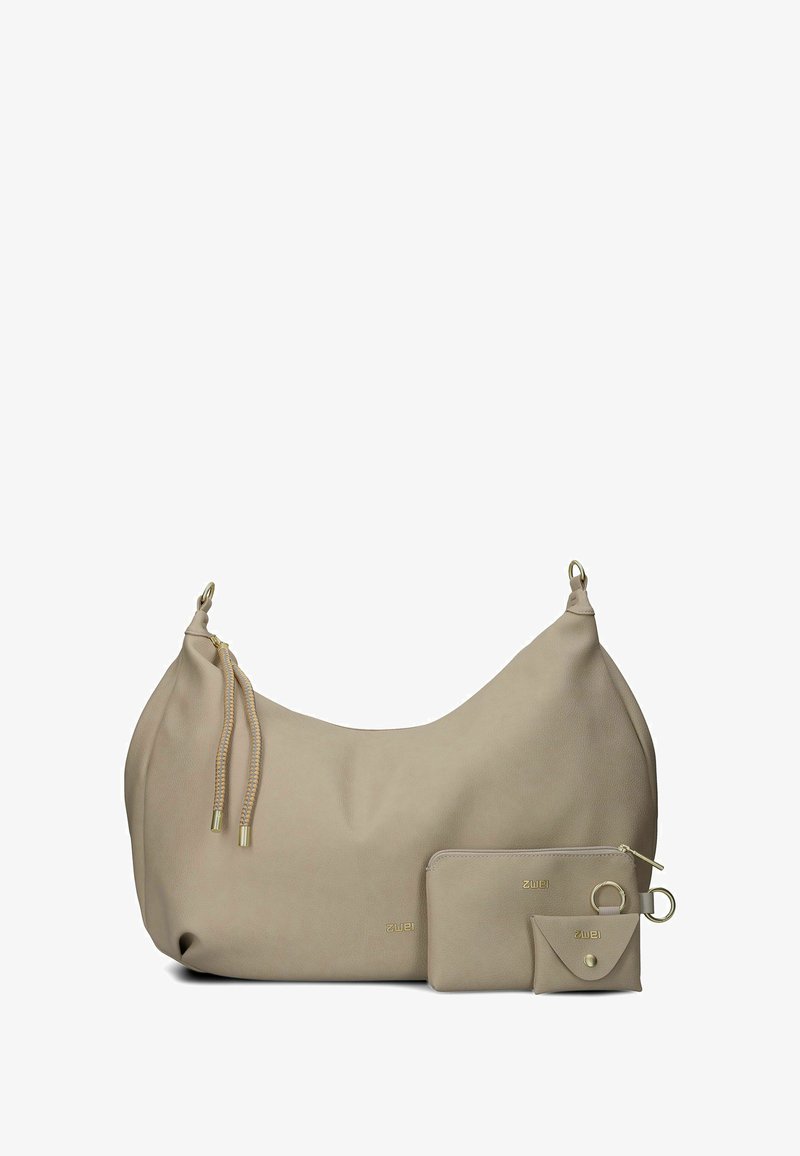 Borsa hobo in pelle beige con una texture liscia, silhouette curva e hardware dorato. Include una piccola pochette e un portachiavi.
