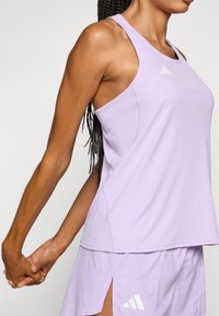 adidas Performance ADIZERO TANK - Topper - powder plum