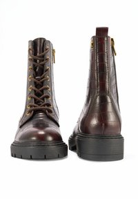 Brązowe botki za kostkę z wzorem krokodylej skóry, złotymi elementami, brązowymi sznurówkami i gumową podeszwą, z boku zapinane na zamek błyskawiczny dla łatwego zakładania.