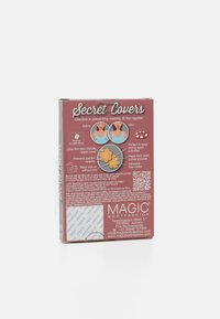 Boîte de cache-tétons étiquetée "Secret Covers", avec un fond rose, des icônes montrant les utilisations, et un texte détaillant les matériaux et les instructions.
