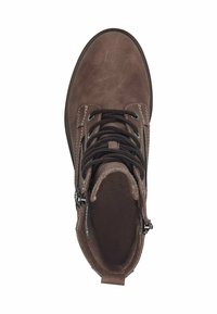 Stivale alla caviglia marrone in suede con lacci neri, occhielli metallici e dettagli con zip. Punta rotonda e fodera interna texture.