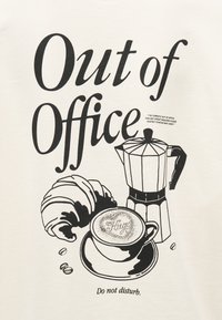 Κείμενο «Εκτός Γραφείου» πάνω από ένα κρουασάν, μια κούπα καφέ με αφρό και το κείμενο «Αγκαλιά;», ένας καφετιέρα εσπρέσο για εστία, και μια σημείωση «Μην ενοχλείτε» από κάτω.