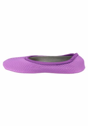 Lila Mesh-Ballerina mit flexibler Konstruktion, runder Spitze und kontrastierendem Textilmaterial. Das Obermaterial weist ein atmungsaktives Mesh-Muster auf.