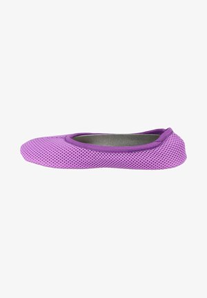 Lila Mesh-Ballerina mit flexibler Konstruktion, runder Spitze und kontrastierendem Textilmaterial. Das Obermaterial weist ein atmungsaktives Mesh-Muster auf.
