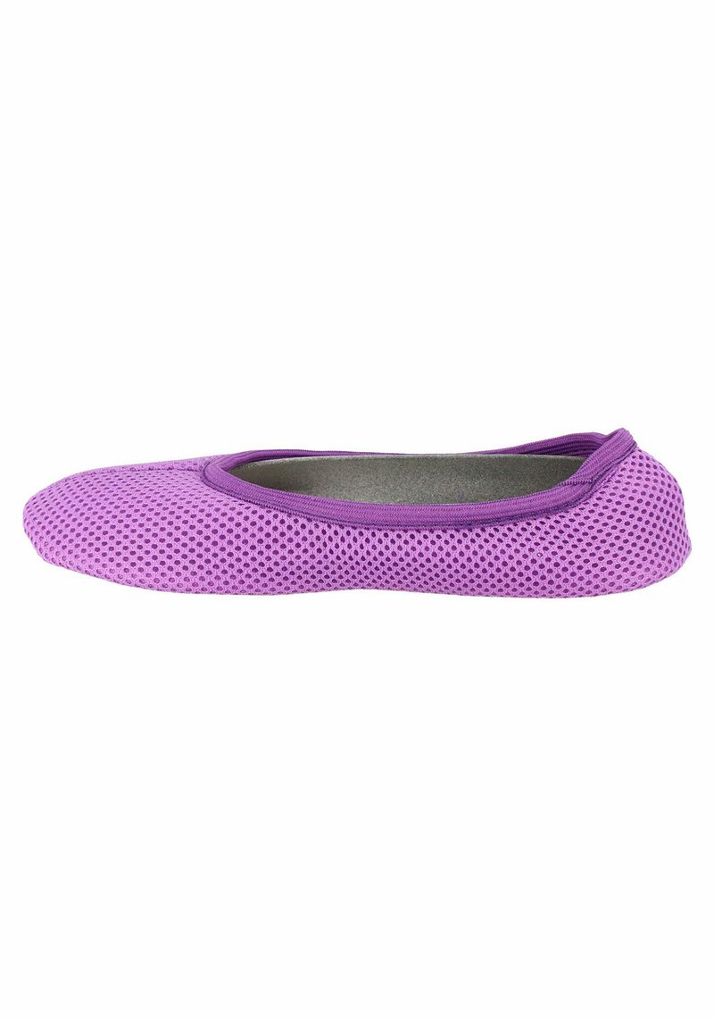 Paarse mesh ballerina met een flexibele constructie, ronde neus en contrasterende textuurstof. Het bovenwerk heeft een ademend mesh patroon.
