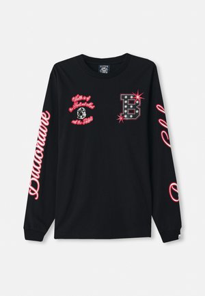 T-shirt noir à manches longues en coton, avec des graphismes blancs et rouges, comprenant un logo 'E' et des impressions textuelles à l'avant et sur les manches.