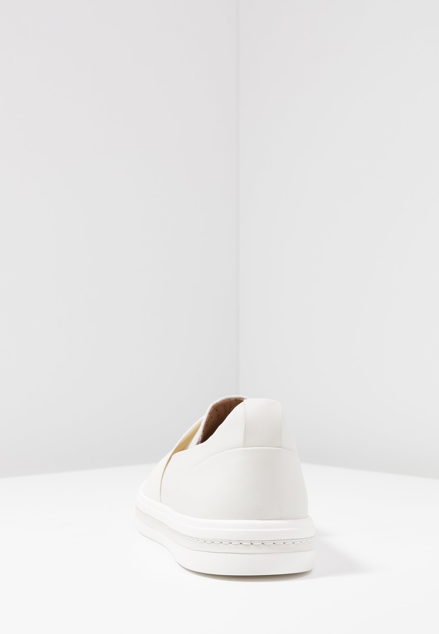 clarks un maui step white