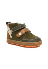 Grüner Wildleder-Stiefelette mit braunen Lederakzenten, Klettverschlussriemen, orangener Gummisohle und einem Blitzdesign an der Seite.