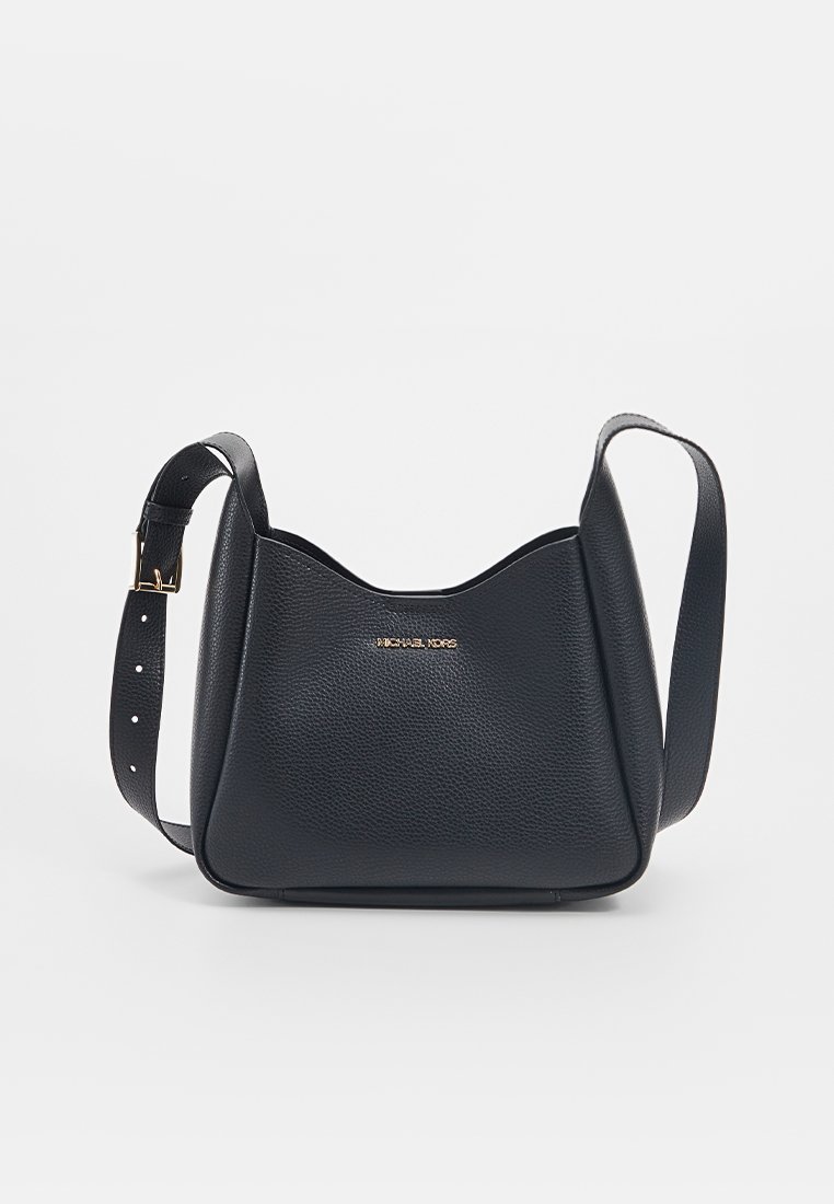 Schwarze Leder-Schultertasche mit strukturiertem Finish, kurviger Form und verstellbarem Riemen. Besitzt ein goldenes Logo auf der Vorderseite.