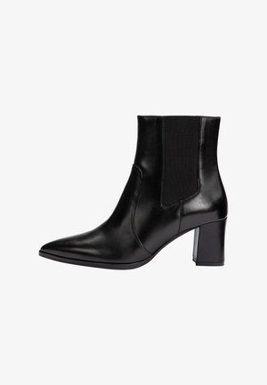 Bottine en cuir noir avec bout pointu, panneau latéral élastique et talon carré sur fond blanc.