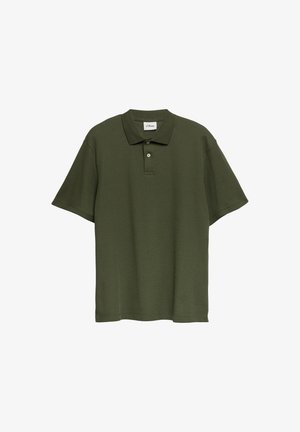 Polo vert olive à manches courtes avec patte de boutonnage à deux boutons et col, présenté sur fond blanc uni.