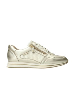 Sneaker en cuir beige avec lacets, fermeture éclair latérale, panneaux texturés et semelle en caoutchouc blanche avec rayures beiges.