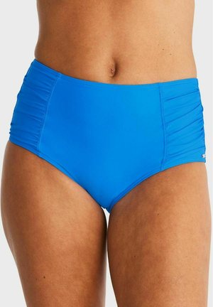 Blauwe zwemslip met hoge taille en gerimpelde zijkanten, gedragen door een persoon, die de taille, heupen en bovenbenen toont tegen een witte achtergrond.