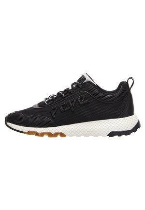 Baskets de sport noires avec semelle texturée blanche, tige en mesh et logo "Pepe" noir sur le côté, avec une languette au talon.