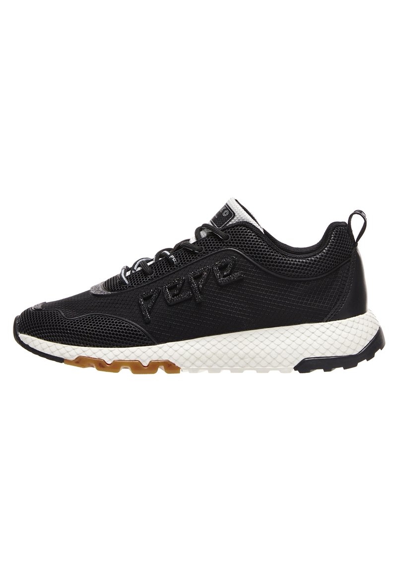 Sneaker sportivo nero con suola bianca testurizzata, tomaia in mesh e logo "Pepe" nero sul lato, con linguetta sul tallone.