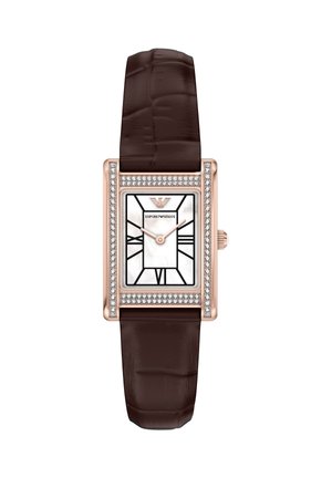 Rechteckige Roségold-Uhr mit weißem Zifferblatt, schwarzen römischen Ziffern, Kristallakzenten und dunkelbraunem Lederarmband.