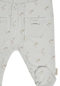 Helle graue Babyhosen mit kleinen weißen Blumenmustern, Fronttaschen, einer dekorativen Schleife an einer Tasche und Fußbündchen.